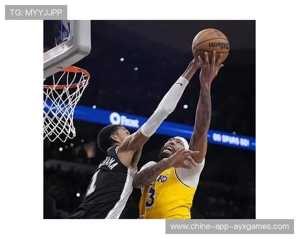 文班亚马补防封盖后快下扣篮，圣安东尼奥一条龙太爽