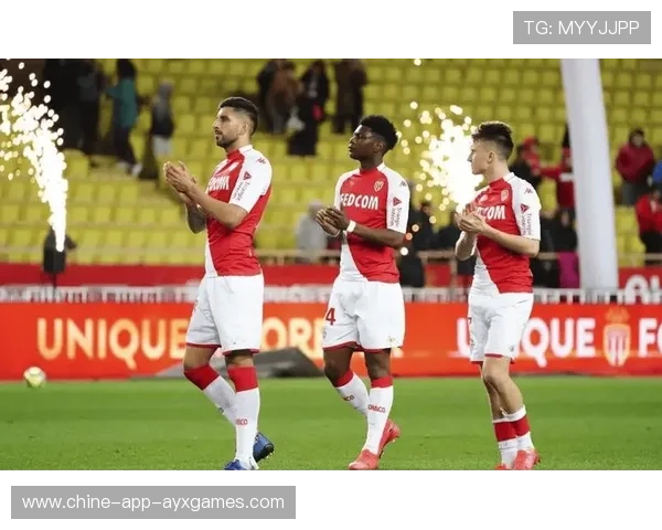 法甲摩纳哥传中猛攻接连,禁区局势混乱