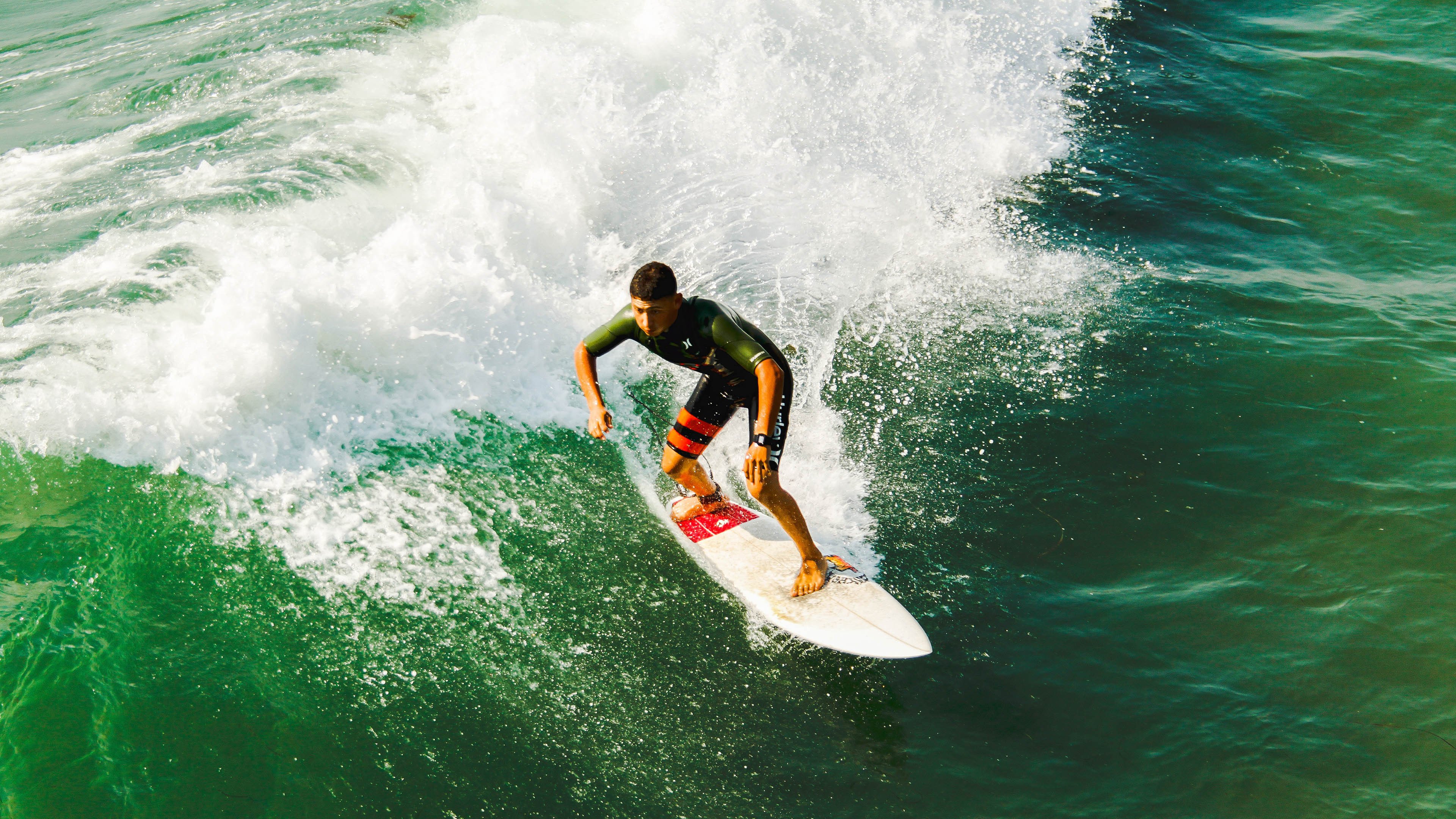 “悬崖飞跃:惊险刺激的极速腾空”,悬崖速降技巧及装备